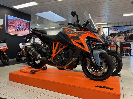 photo-annonce-ktm-1290-super-duke-gt-2024-tech-pack-200kms-269-mois_68d80052b1cdf751811904.jpg